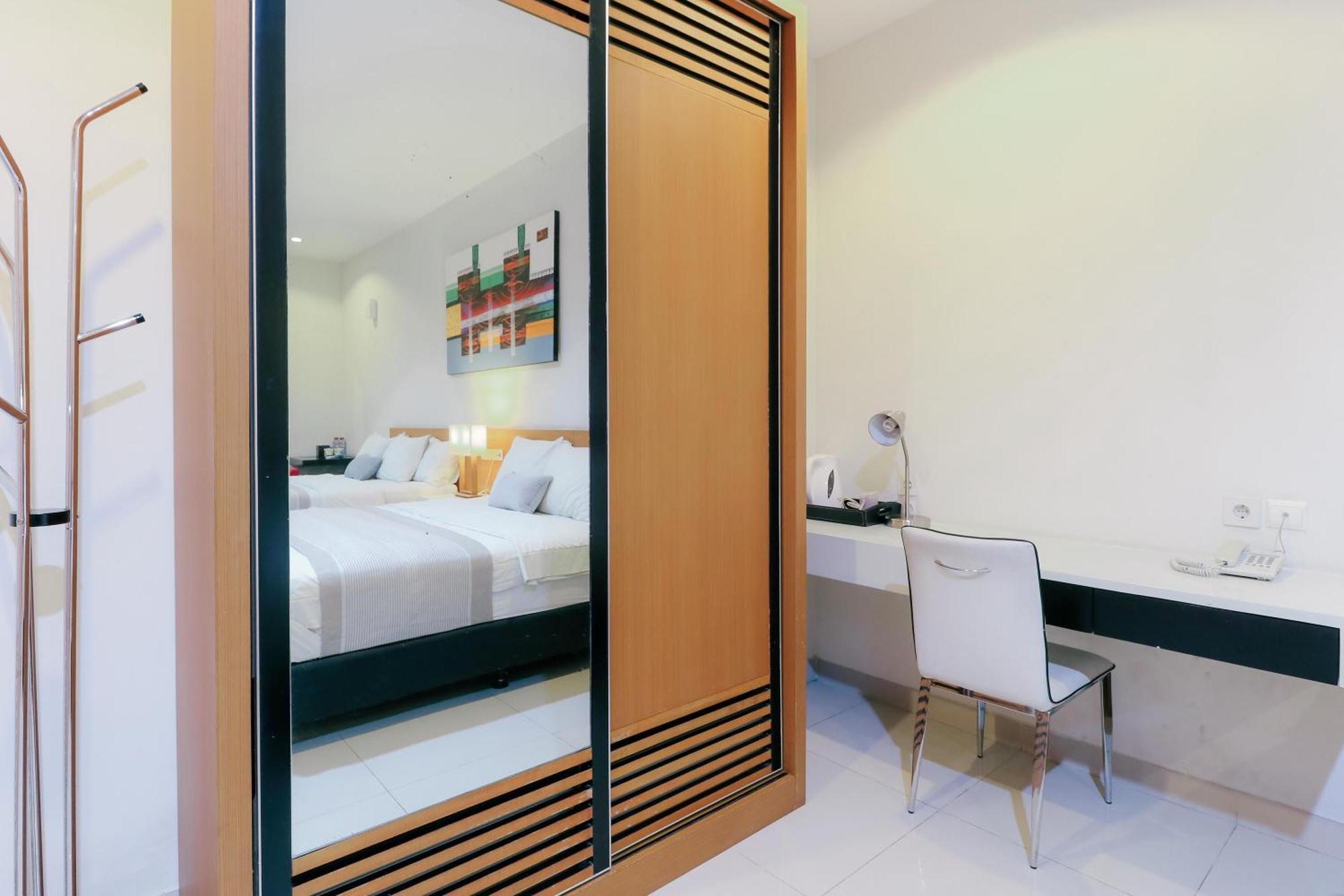 Home Guesthouse Surabaya Exterior photo